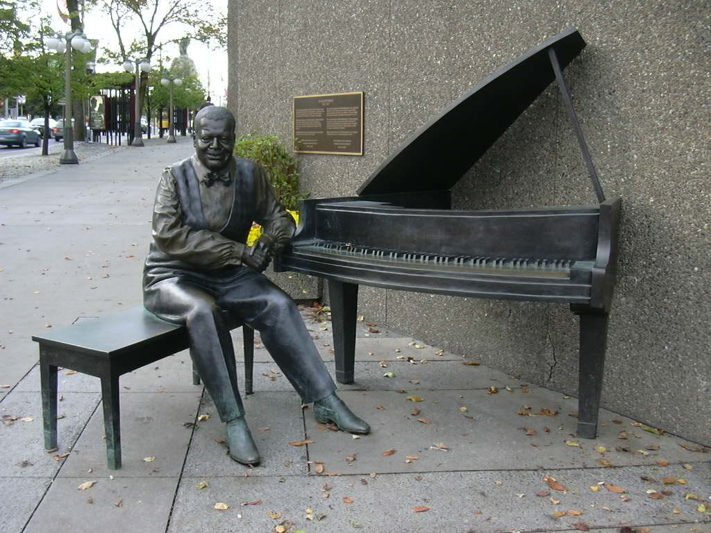 Памятники джазовым музыкантам Оскар Питерсон JazzPeople