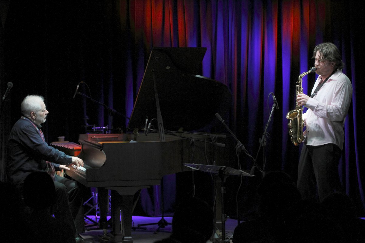 Альбом Under A Different Sky: размышления о высоком JazzPeople