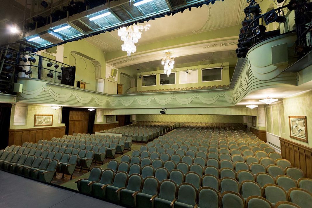 Teatr-komedii-Akimova Джазовый спектакль «Это Питер, детка!» на сцене Театра комедии имени Акимова