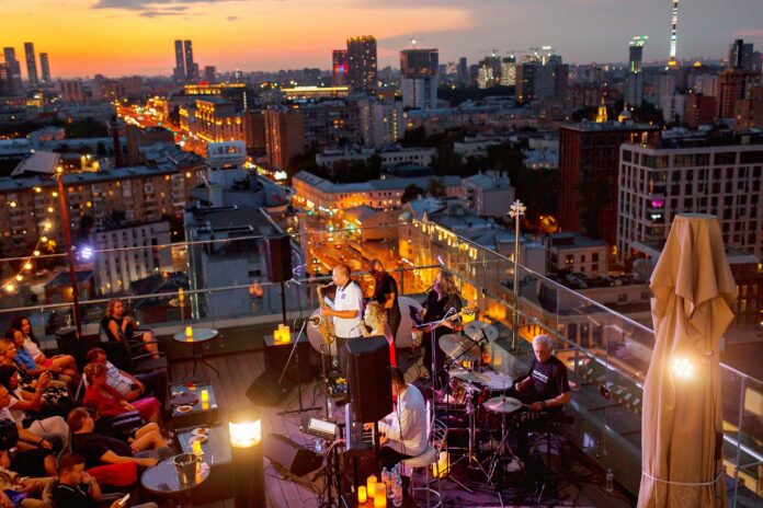 Джазовые вечера на крышах Москвы проводит RoofEvents